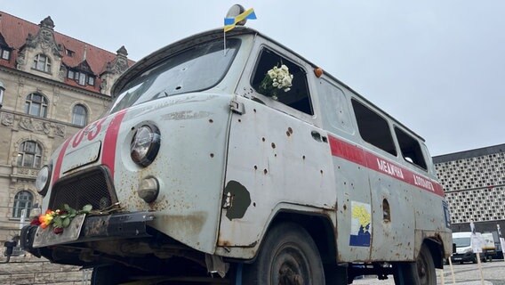 Ein Krankenwagen aus der Ukraine mit Einschusslöchern steht vor dem Rathaus in Hannover. © NDR Foto: Gino Egbers
