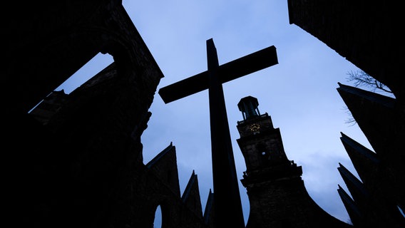 Hannover: Ein Kreuz steht in der Aegidienkirche der evangelisch-lutherischen Marktkirchengemeinde. © dpa-Bildfunk Foto: Julian Stratenschulte