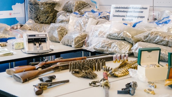 Drogen und Waffen liegen auf einem Tisch. © picture-alliance Foto: Ole Spata