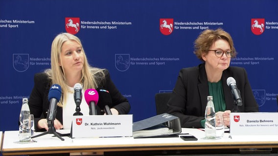 Justizministerin Kathrin Wahlmann (SPD) und Innenministerin Daniela Behrens (SPD) bei einer Pressekonferenz des Innenministeriums. © NDR 