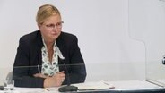 Claudia Schröder vom Corona-Krisenstab spricht bei einer Pressekonferenz. © NDR 