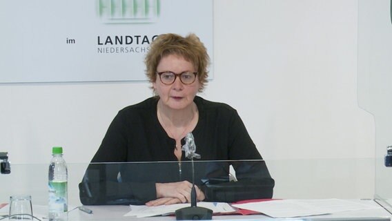 Daniela Behrens (niedersächsische Gesundheitsministerin) spricht bei der Pressekonferenz des Corona-Krisenstabs in Hannover. © NDR 