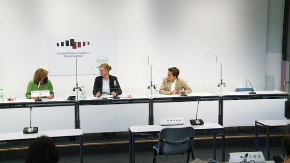 Martina Thorausch vom NDR, Claudia Schröder vom niedersächsischen Corona-Krisenstab und Regierungssprecherin Anke Pörksen während einer Pressekonferenz. © NDR 