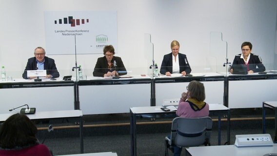 Der Vorsitzende der Landespressekonferenz Peter Mlodoch, Gesundheitsministerin Daniela Behrens (SPD) Claudia Schröder vom niedersächsischen Corona-Krisenstab und Regierungssprecherin Anke Pörksen während einer Pressekonferenz. © NDR 