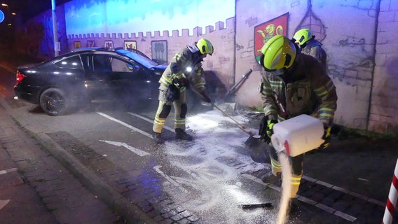 Einsatzkräfte der Feuerwehr arbeiten neben einem Auto, das in eine Mauer gefahren ist. © Stadtfeuerwehr Laatzen 