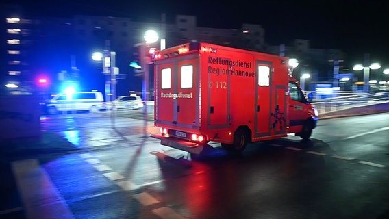 Ein Rettungswagen mit einer verletzten Person fährt am Leine Center in Laatzen in der Region Hannover durch die Nacht. © dpa Foto: Julian Stratenschulte