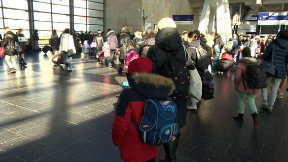 Geflüchtete Menschen aus der Ukraine kommen am Bahnhof Laatzen an. © NDR 