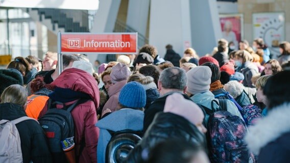 Geflüchtete Menschen aus der Ukraine kommen mit einem Sonderzug an der Hannover Messe an. © dpa Foto: Ole Spata