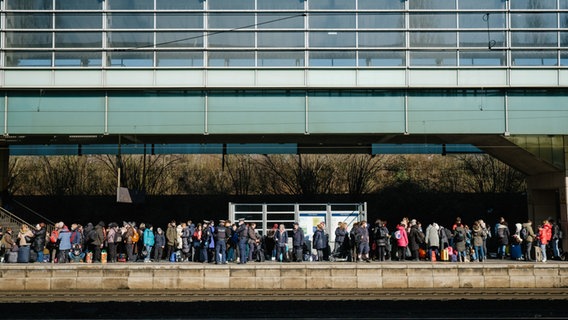 Geflüchtete aus der Ukraine warten an einem überfüllten Bahnsteig an der Hannover Messe auf die Weiterfahrt zum Hauptbahnhof. © dpa Foto: Ole Spata