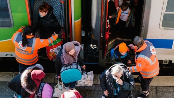 Geflüchtete Menschen aus der Ukraine kommen mit einem Sonderzug an der Hannover Messe an. © dpa Foto: Ole Spata