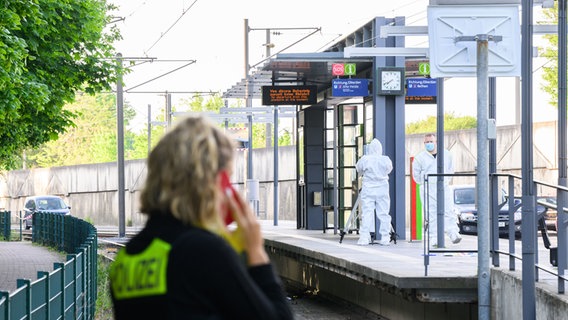 Beamte der Spurensicherung untersuchen eine Bahnhaltestelle in Laatzen. © Julian Stratenschulte/dpa Foto: Julian Stratenschulte