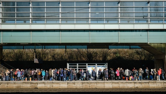 Geflüchtete aus der Ukraine warten an einem überfüllten Bahnsteig auf die Weiterfahrt zum Hauptbahnhof. (Zu dpa "Drehkreuz zur Aufnahme von Ukraine-Flüchtlingen wird eingestellt") © picture alliance/dpa | Ole Spata Foto: Ole Spata/dpa