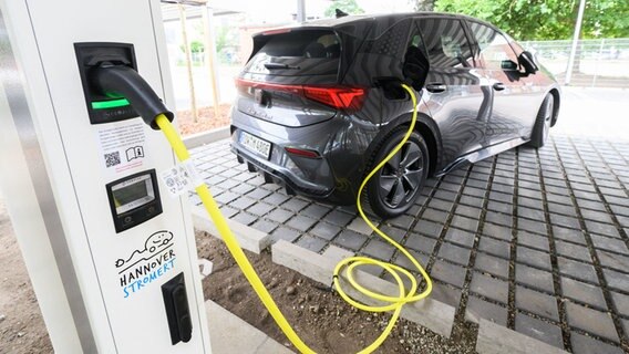 Ein E-Auto steht an einer Ladesäule. Ein E-Auto steht an einer Ladesäule. © dpa-Bildfunk Foto: Julian Stratenschulte