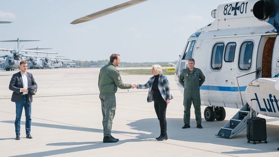 Bundesverteidigungsministerin Christine Lambrecht (SPD) begrüßt auf dem Bundeswehrgelände in Wunstorf Oberst Christian John. © dpa Foto: Ole Spata