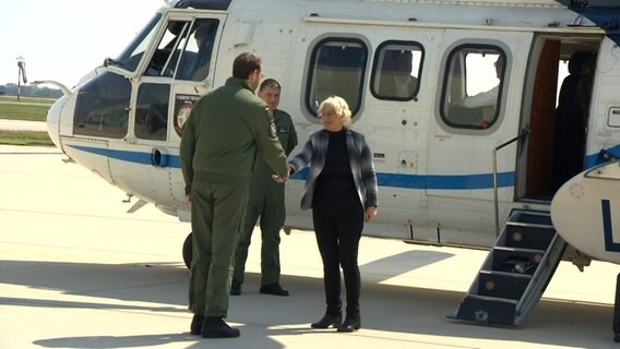 Verteidigungsministerin Christine Lambrecht (SPD) auf dem Fliegerhorst Wunstorf. © NDR 