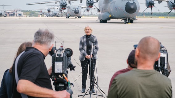 Bundesverteidigungsministerin Christine Lambrecht (SPD) spricht während ihres Besuchs beim Lufttransportgeschwader 62 im niedersächsischen Wunstorf zu Journalisten. © picture alliance Foto: Ole Spata