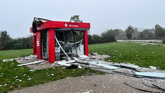 EIn gesprengter Geldautomat in einem Pavillon in Landesbergen © Polizeidirektion Göttingen 