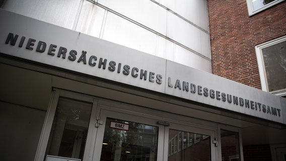 Über dem Eingang zu einem Gebäude in Hannover steht "Landesgesundheitsamt Niedersachsen". © dpa - Bildfunk Foto: Sina Schuldt