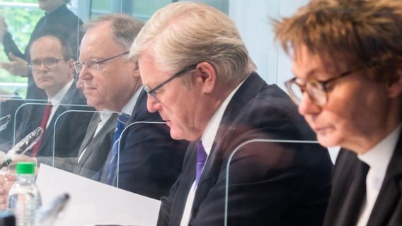 Grant Hendrik Tonne (l-r, SPD), Kultusminister Niedersachsen, Stephan Weil (SPD), Ministerpräsident Niedersachsen, Bernd Althusmann (CDU), Wirtschaftsminister Niedersachsen und Daniela Behrens (SPD), Gesundheitsministerin Niedersachsen, sitzen in der Landespressekonferenz im Landtag Niedersachsen. © picture alliance/dpa | Julian Stratenschulte Foto: Julian Stratenschulte