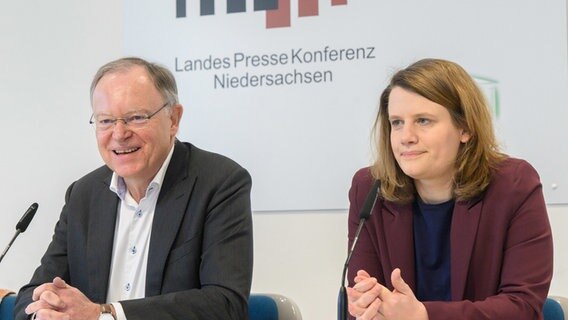 Ministerpräsident Stephan Weil (SPD) und Kultusministerin Julia Willie Hamburg (Grüne) sprechen bei der Landespressekonferenz. © dpa Foto: Julian Stratenschulte