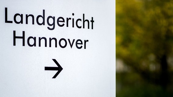 Auf einem Schild steht "Landgericht Hannover", darunter ein Pfeil. © dpa-Bildfunk Foto: Hauke-Christian Dittrich