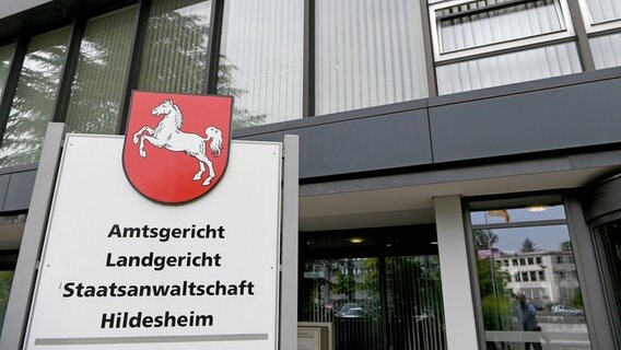 Eine Tafel weist auf das Amtsgericht, das Landgericht und die Staatsanwaltschaft Hildesheim vor dem entsprechenden Gebäude hin. © picture alliance/Holger Hollemann/dpa Foto: Holger Hollemann