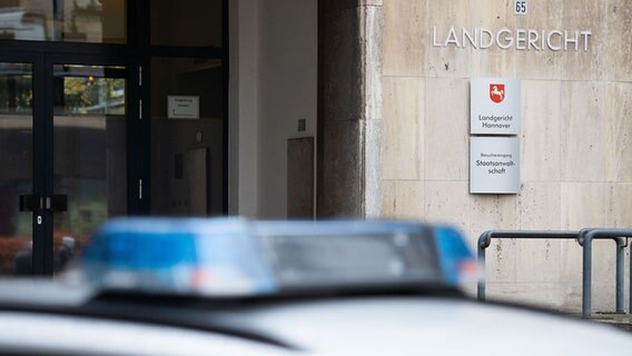 Vor dem Eingang zum Landgericht steht ein Polizeiwagen. © picture alliance/dpa Foto: Lucas Bäuml