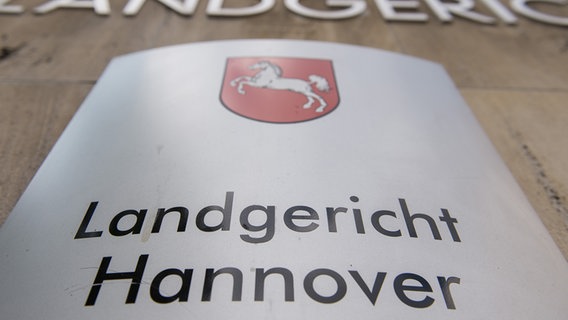 Ein Schild mit der Aufschrift "Landgericht Hannover" hängt am Eingang des Landgerichts in Hannover. © picture alliance/Silas Stein/dpa Foto: Silas Stein