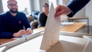 Wähler geben im Rathaus ihre Stimme für die Wahl des Landrates für den Landkreis Hameln-Pyrmont ab. © dpa Foto: Peter Steffen