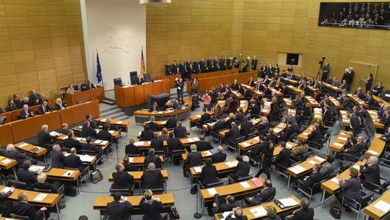 Die Landtagsabgeordneten des niedersächsischen Landtags sitzen am 19.02.2013 in Hannoverwährend der konstituierenden Sitzung im Plenum. © dpa - Bildfunk Foto: Peter Steffen