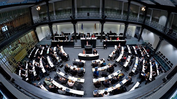 Abgeordnete sitzen im provisorischen Plenarsaal des niedersächsischen Landtags im Georg-von-Cölln-Haus in der Altstadt von Hannover. © dpa - Bildfunk Foto: Peter Steffen