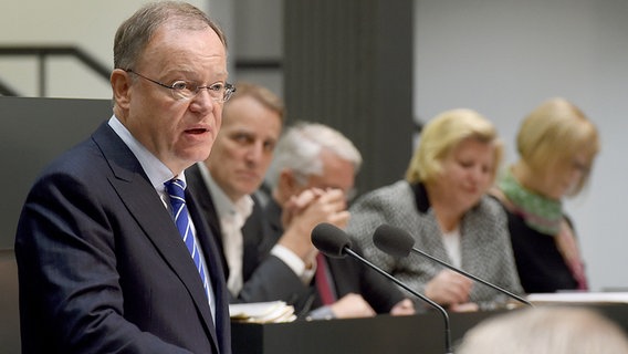 Ministerpräsident Stephan Weil (SPD) spricht am 13.10.2015 im niedersächsischen Landtag in Hannover (Niedersachsen) zu den Abgeordneten. © dpa-Bildfunk Foto: Holger Hollemann