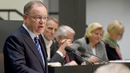 Ministerpräsident Stephan Weil (SPD) spricht am 13.10.2015 im niedersächsischen Landtag in Hannover (Niedersachsen) zu den Abgeordneten. © dpa-Bildfunk Foto: Holger Hollemann