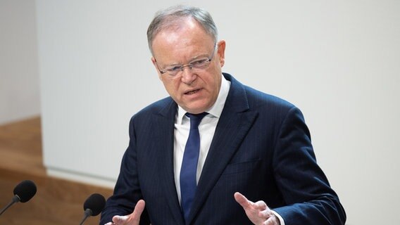 Ministerpräsident Stephan Weil (SPD) spricht im Landtag. © dpa-Bildfunk Foto: Julian Stratenschulte