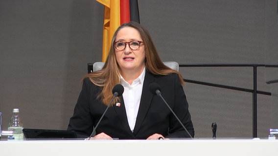 Gabriele Andretta spricht im Landtag. © NDR 