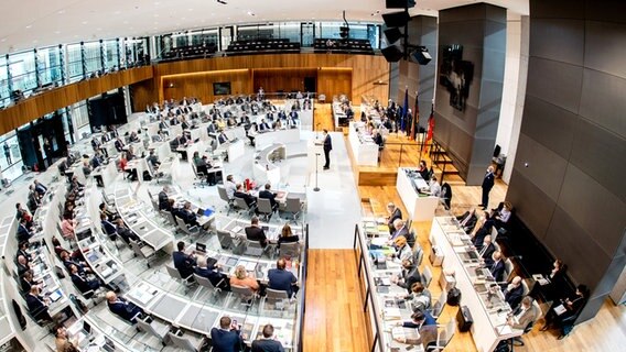 Im Plenarsaal des Niedersächsischen Landtags findet eine Sitzung statt. © dpa-Bildfunk Foto: Hauke-Christian Dittrich
