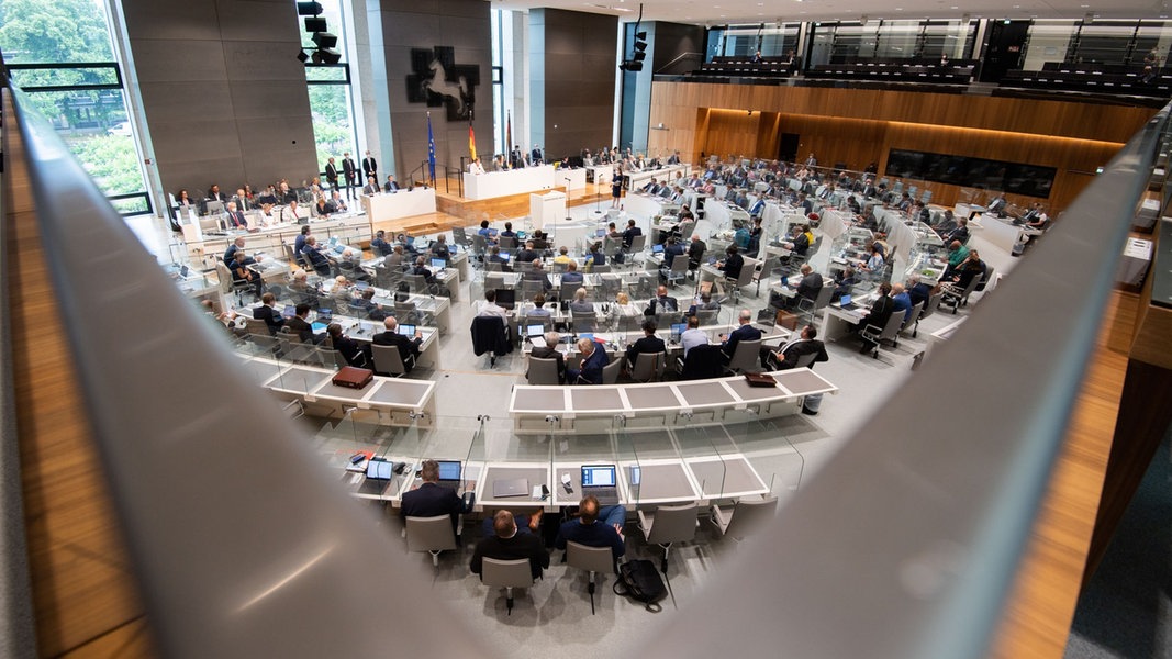 Die Abgeordneten sitzen im Niedersächsischen Landtag.