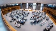 Abgeordnete sitzen im Plenarsaal des niedersächsischen Landtags (Aufnahme mit Fisheye-Objektiv © picture alliance/dpa Foto: Moritz Frankenberg