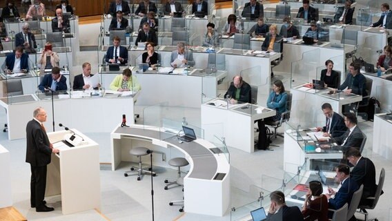 Stephan Weil (SPD), Ministerpräsident von Niedersachsen, steht am Rednerpult im niedersächsischen Landtag. © picture alliance/dpa Foto: Julian Stratenschulte