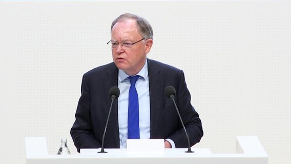 Ministerpräsident Stephan Weil (SPD) spricht im Landtag. © NDR 