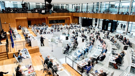 Der Landtag während einer Sitzung fotografiert. © picture alliance Foto: Hauke-Christian Dittrich