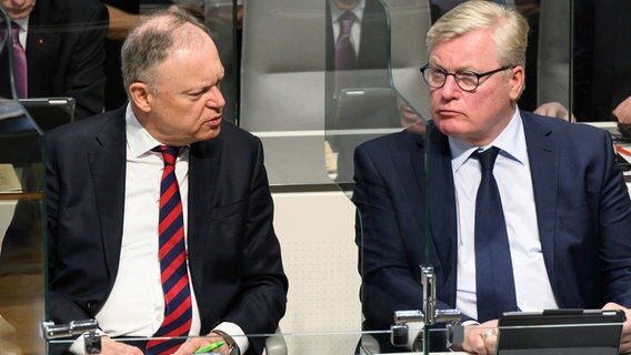 Stephan Weil (l, SPD), Ministerpräsident von Niedersachsen, und Bernd Althusmann (CDU), Wirtschaftsminister von Niedersachsen, sitzen im niedersächsischen Landtag. © dpa-Bildfunk Foto: Julian Stratenschulte