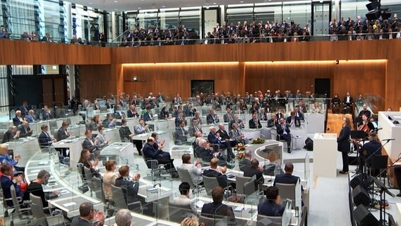 Zahlreiche Menschen nehmen im Landtag an einem Festakt teil. © NDR 
