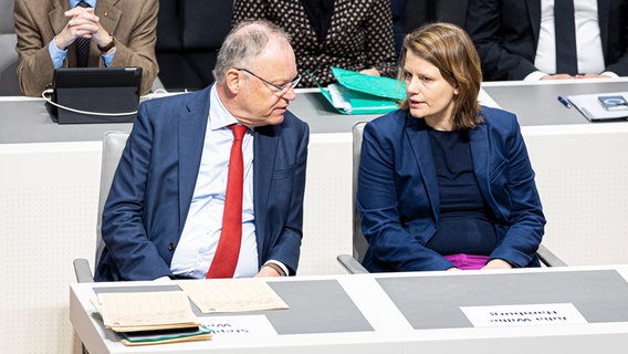 Stephan Weil (SPD) und Julia Willie Hamburg (Grüne) sitzen nebeneinander im Landtag. © picture alliance/dpa/Moritz Frankenberg Foto: Moritz Frankenberg