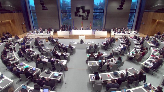 Abgeordnete im Plenarsaal bei einer Sitzung im Niedersächsischen Landtag. © NDR 