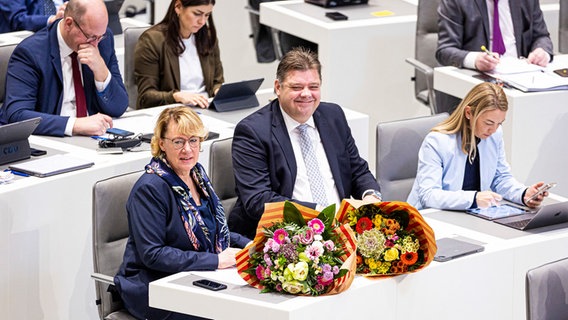 Barbara Otte-Kinast (CDU, vorne li) und Jens Nacke (CDU, vorne 2. von li) mit Blumenstrauß im Niedersächsischen Landtag. © Moritz Frankenberg/dpa Foto: Moritz Frankenberg/dpa