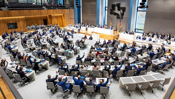 Abgeordnete heben bei einer Abstimmung während einer Sitzung vom niedersächsischen Landtag ihre Hand. © picture alliance/dpa | Moritz Frankenberg Foto: Moritz Frankenberg