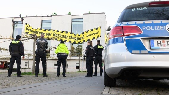 Polizei vor dem Niedersächsischen Landtag. Auf dem Dach sind Greenpeace-Aktivisten. Sie demonstrieren gegen Gasborhungen vor Borkum. © dpa-Bildfunk Foto: dpa-Bildfunk