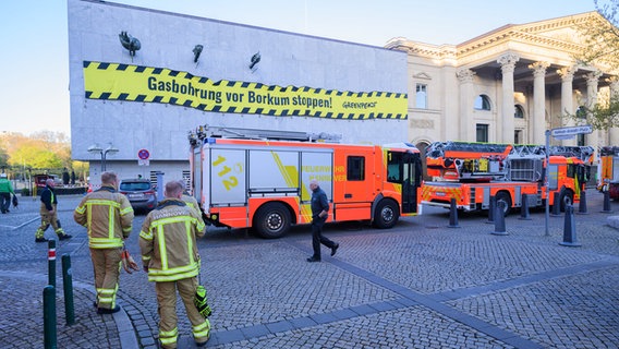Feuerwehr vor dem Niedersächsischen Landtag. Greenpeace-Aktivisten haben ein Transparent angebracht: "Gasbohrungen vor Borkum stoppen!" © dpa-Bildfunk Foto: dpa-Bildfunk