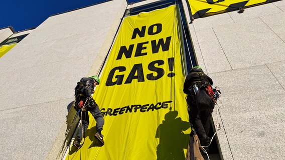 "No new gas!" steht auf einem Greenpeace-Transparent am Niedersächsischen Landtag. © NDR Foto: NDR